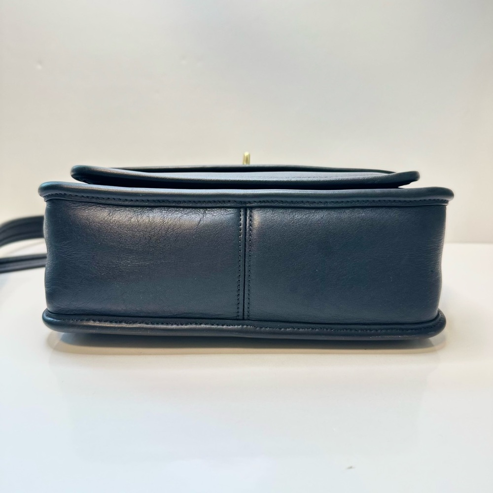 ✅Sold✅ Vintage Costa Rica Coach Rambler Legacy Navy Leather Crossbody - Picture 5 of 15
